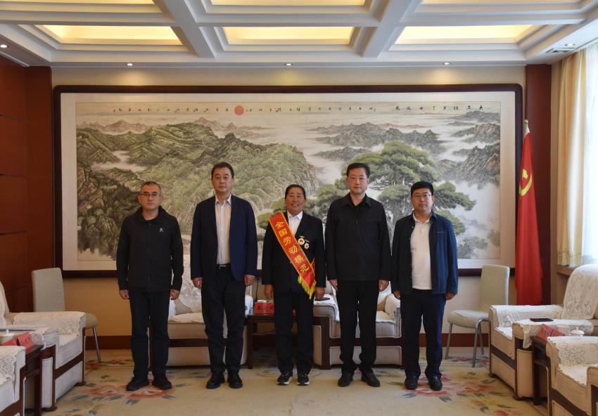 市領(lǐng)導(dǎo)會(huì)見(jiàn)大石橋市全國(guó)勞動(dòng)模范王愛(ài)鳳